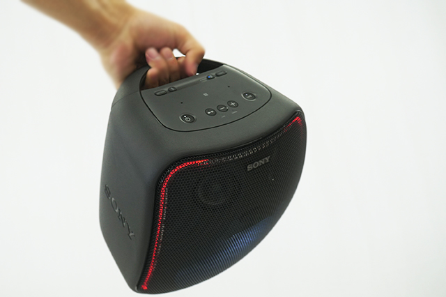 重低音と光が眩しいパリピスピーカーに、Googleアシスタントという強烈